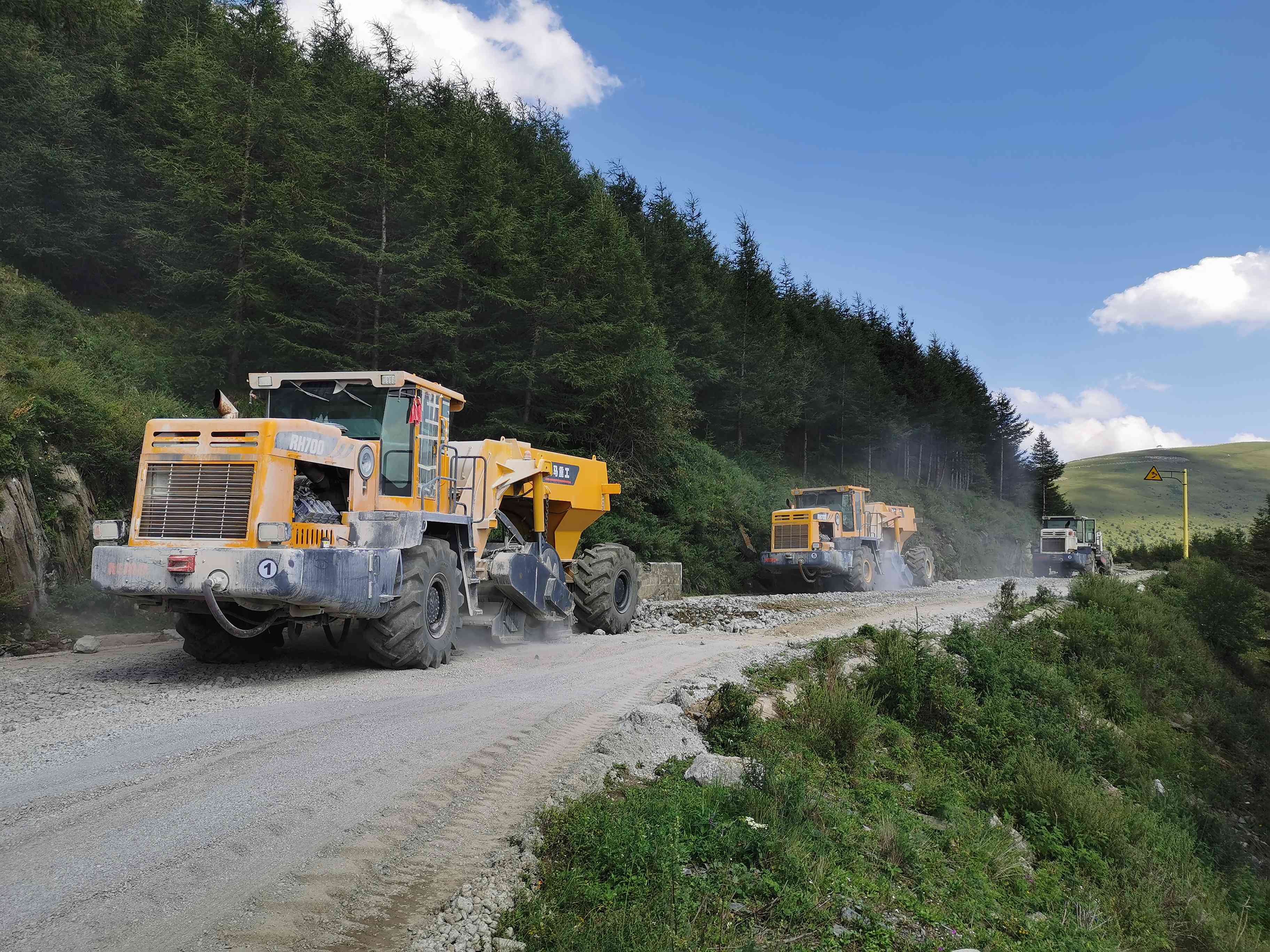 RH700，水泥路面再生機五臺山水泥路破碎施工